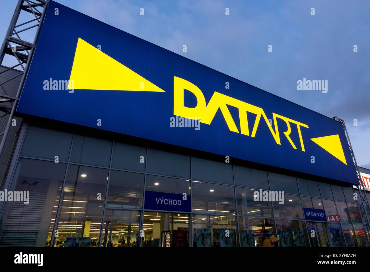 Datart Supermarkt Shop Verbraucherelektronik Datart Einzelhandelskette Logo Schild Marke Signage Banner Prag Tschechisch Republic Cestlice Stockfoto