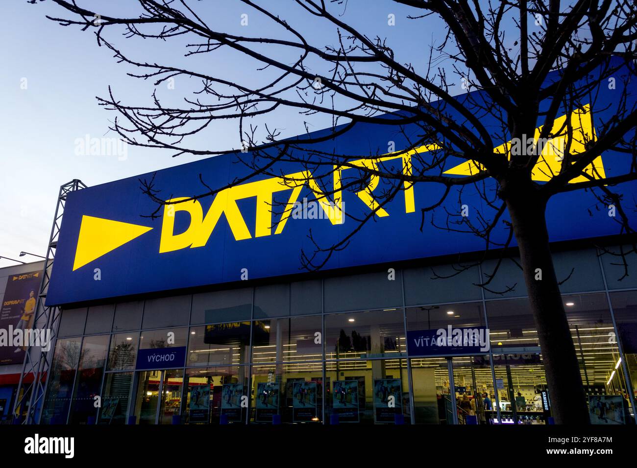 Datart Supermarkt Shop Store, Consumer Electronics Einzelhandel Kette Logo Zeichen Marke Signage Marke Banner Prag Tschechisch Republic Stockfoto