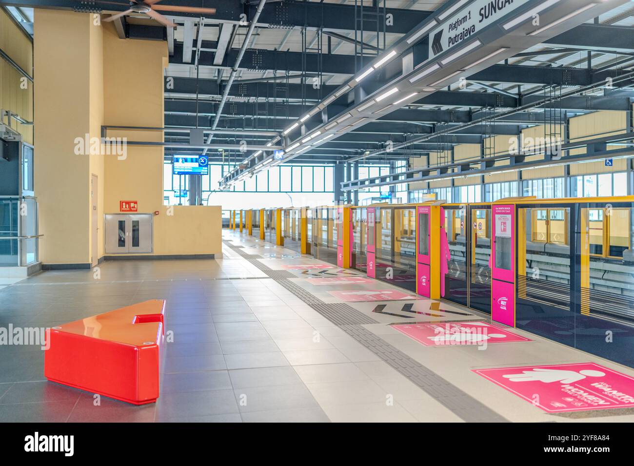 Fahrzeugplattform nur für Frauen auf der Plattform der Station Chan Sow Lin im Fraser Business Park Kuala Lumpur Malaysia am Morgen des 16. Juni 2024. Stockfoto