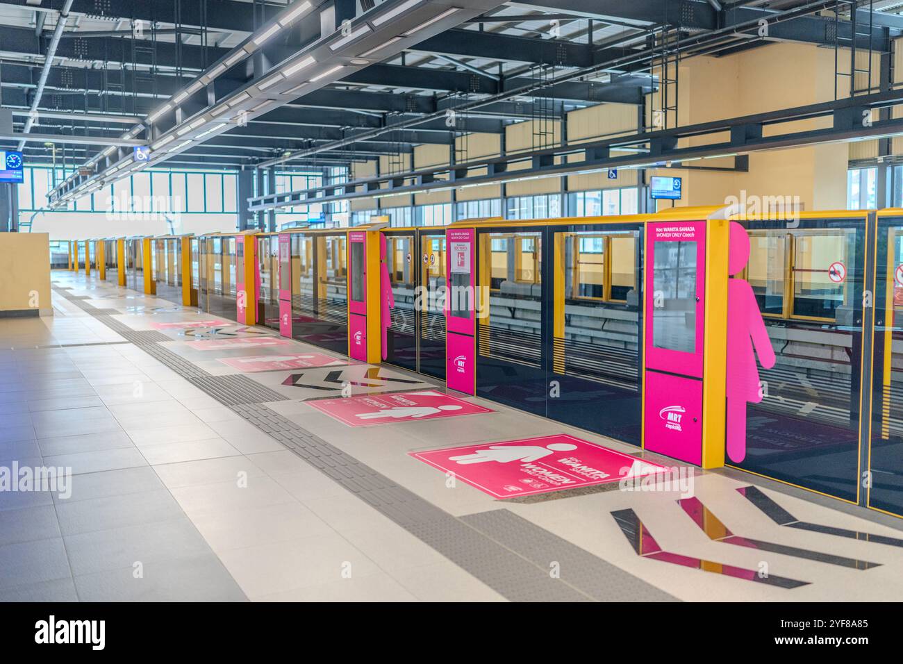 Fahrzeugplattform nur für Frauen auf der Plattform der Station Chan Sow Lin im Fraser Business Park Kuala Lumpur Malaysia am Morgen des 16. Juni 2024. Stockfoto