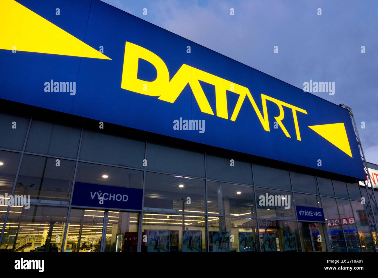 Signieren Sie Datart Logo Supermarket Stockfoto