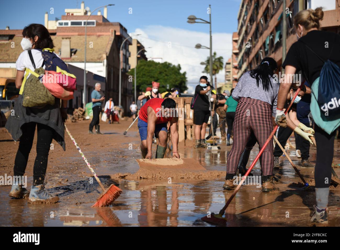 Valencia, Spanien - 2. November 2024. Auswirkungen des DANA auf die Gemeinden Sedaví, Alfafar und Benetússer. Der Comunitat Valenciana hat einen der schlimmsten und "ungünstigsten" Kälteabfälle des Jahrhunderts in der Region verzeichnet. Kinder spielen und leben noch immer im Schlamm. Die spanischen Behörden bestätigten, dass mindestens 210 Menschen gestorben sind und dass es derzeit noch Menschen gibt, die auf Rettung warten. Quelle: Roberto Arosio/Alamy Live News Stockfoto