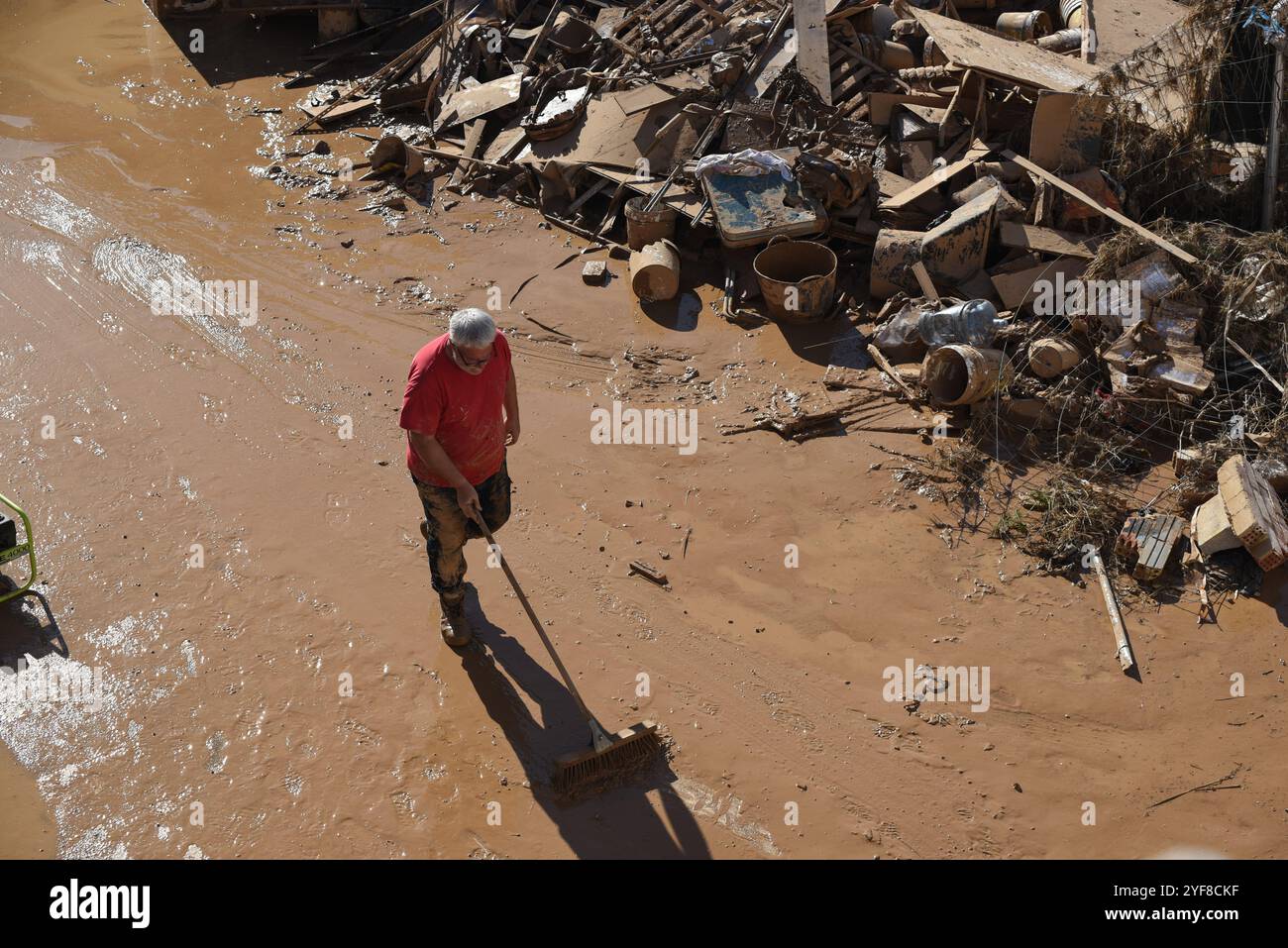Valencia, Spanien - 2. November 2024. Auswirkungen des DANA auf die Gemeinden Sedaví, Alfafar und Benetússer. Der Comunitat Valenciana hat einen der schlimmsten und "ungünstigsten" Kälteabfälle des Jahrhunderts in der Region verzeichnet. Kinder spielen und leben noch immer im Schlamm. Die spanischen Behörden bestätigten, dass mindestens 210 Menschen gestorben sind und dass es derzeit noch Menschen gibt, die auf Rettung warten. Quelle: Roberto Arosio/Alamy Live News Stockfoto