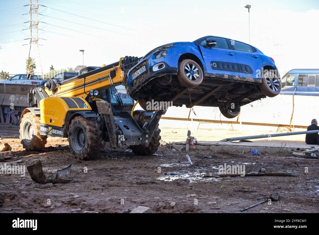 Valencia, Spanien - 2. November 2024. Auswirkungen des DANA auf die Gemeinden Sedaví, Alfafar und Benetússer. Der Comunitat Valenciana hat einen der schlimmsten und "ungünstigsten" Kälteabfälle des Jahrhunderts in der Region verzeichnet. Kinder spielen und leben noch immer im Schlamm. Die spanischen Behörden bestätigten, dass mindestens 210 Menschen gestorben sind und dass es derzeit noch Menschen gibt, die auf Rettung warten. Quelle: Roberto Arosio/Alamy Live News Stockfoto