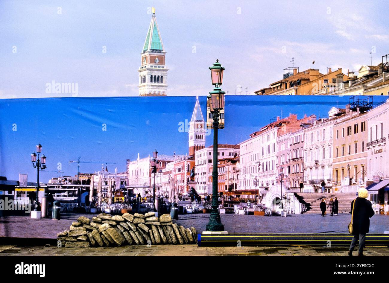 Wandgemälde auf der Straße, die den neuen Pallazzo Ducale im Jahr 2000 in Venedig, Italien zeigt Stockfoto