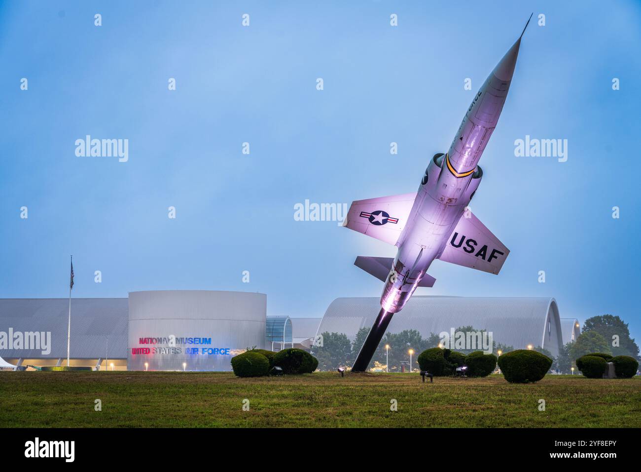 DAYTON, OHIO - 29. SEPTEMBER 2024: Das National Museum der United States Air Force zur blauen Stunde. Sie gilt als die älteste und größte militärische A Stockfoto