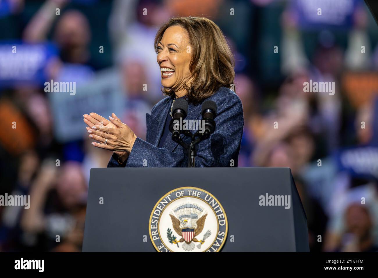 East Lansing, Michigan, USA. November 2024. Vice President KAMALA HARRIS während der Rallye an der Michigan State University, East Lansing, Michigan (Bild: © Scott hasse/ZUMA Press Wire) NUR REDAKTIONELLE VERWENDUNG! Nicht für kommerzielle ZWECKE! Quelle: ZUMA Press, Inc./Alamy Live News Stockfoto