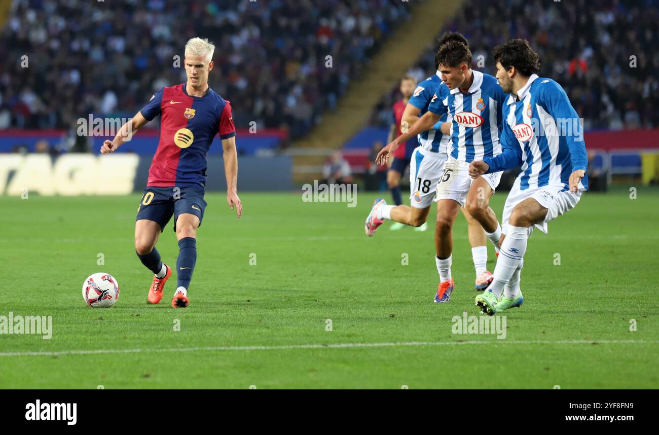 Sabadell, Barcelona, Spanien. November 2024. Barcelona Spanien 03.11.2024 Dani Olmo (FC Barcelona), Rafael Bauza (Espanyol), Leandro Cabrera (Espanyol) und Carlos Romero (Espanyol) kämpfen um den Ball während der La Liga EA Sports zwischen dem FC Barcelona und Espanyol bei Estadi Olimpic Lluis Companys am 3. November 2024 in Barcelona. (Kreditbild: © Xavi Urgeles/ZUMA Press Wire) NUR REDAKTIONELLE VERWENDUNG! Nicht für kommerzielle ZWECKE! Quelle: ZUMA Press, Inc./Alamy Live News Stockfoto