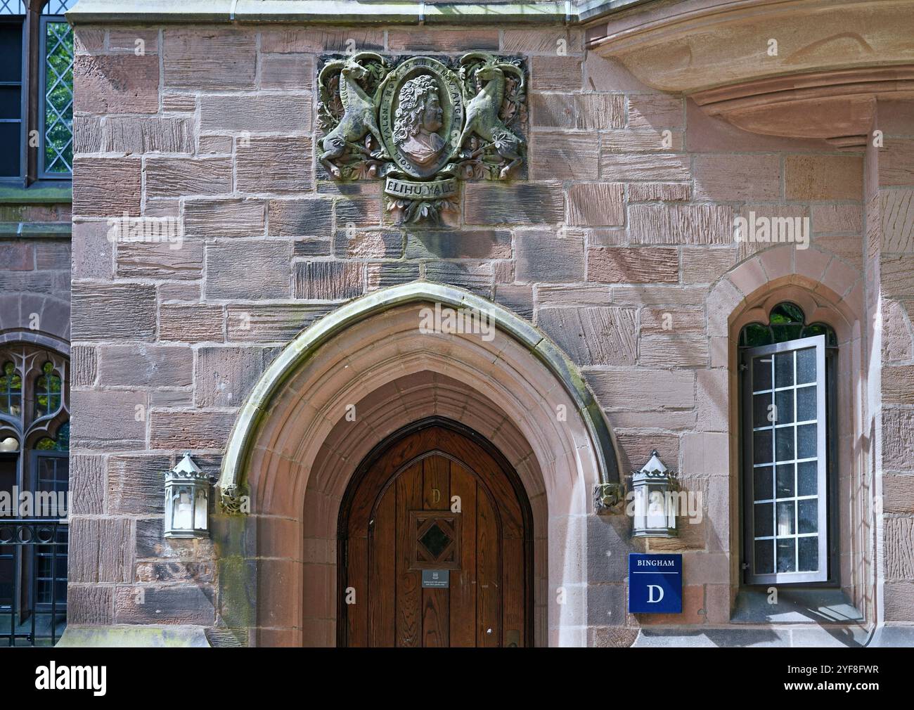 Altes Steingebäude an der Yale University mit Büste des Gründers Elihu Yale Stockfoto