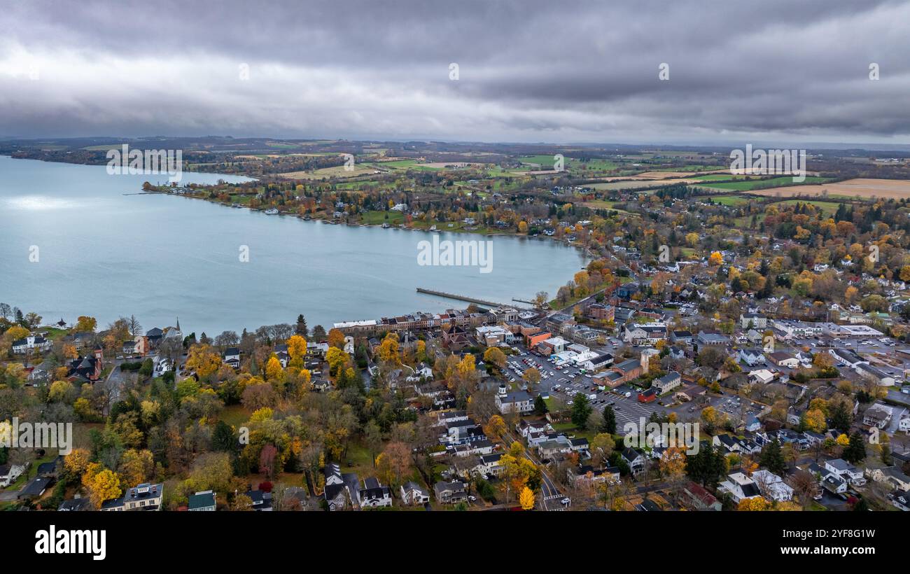 Luftaufnahme des Herbstlaub rund um die Stadt Skaneateles, Skaneateles Lake, Onondaga County, New York State, November 2024. Stockfoto