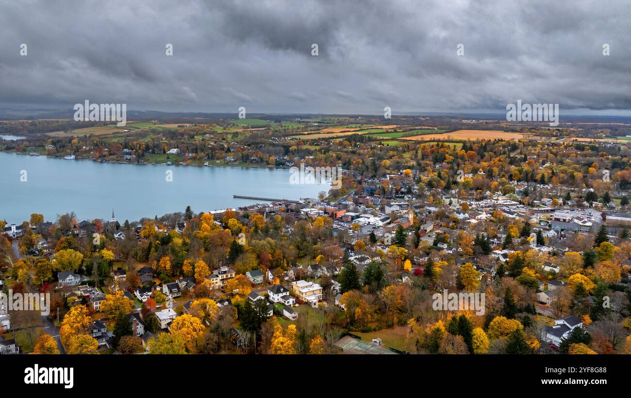 Luftaufnahme des Herbstlaub rund um die Stadt Skaneateles, Skaneateles Lake, Onondaga County, New York State, November 2024. Stockfoto