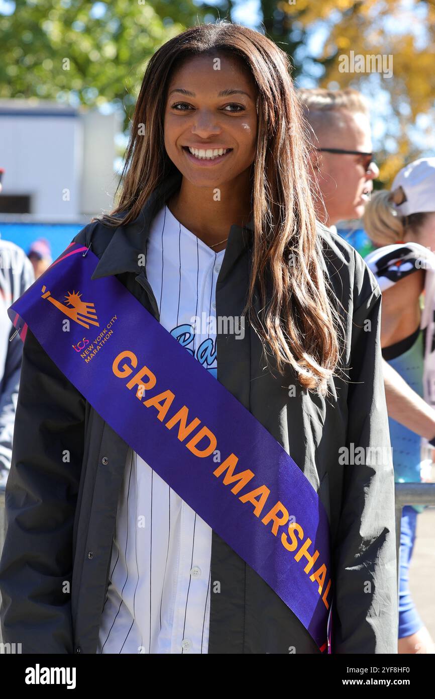 NEW YORK, USA – 03. NOVEMBER: Der fünffache Olympiasieger Gabby Thomas, 2024 TCS New York City Marathon Grand Marshal feiert nach einem Rennen durch die Straßen von New York City beim 53. Jährlichen New York City Marathon am 3. November 2024. Der 42 km lange Marathon führt von Staten Island über Brooklyn, Queens und die Bronx und endet im Central Park, Manhattan, wo Tausende sie anfeuern. (Foto: Giada Papini Rampelotto/EuropaNewswire) Stockfoto