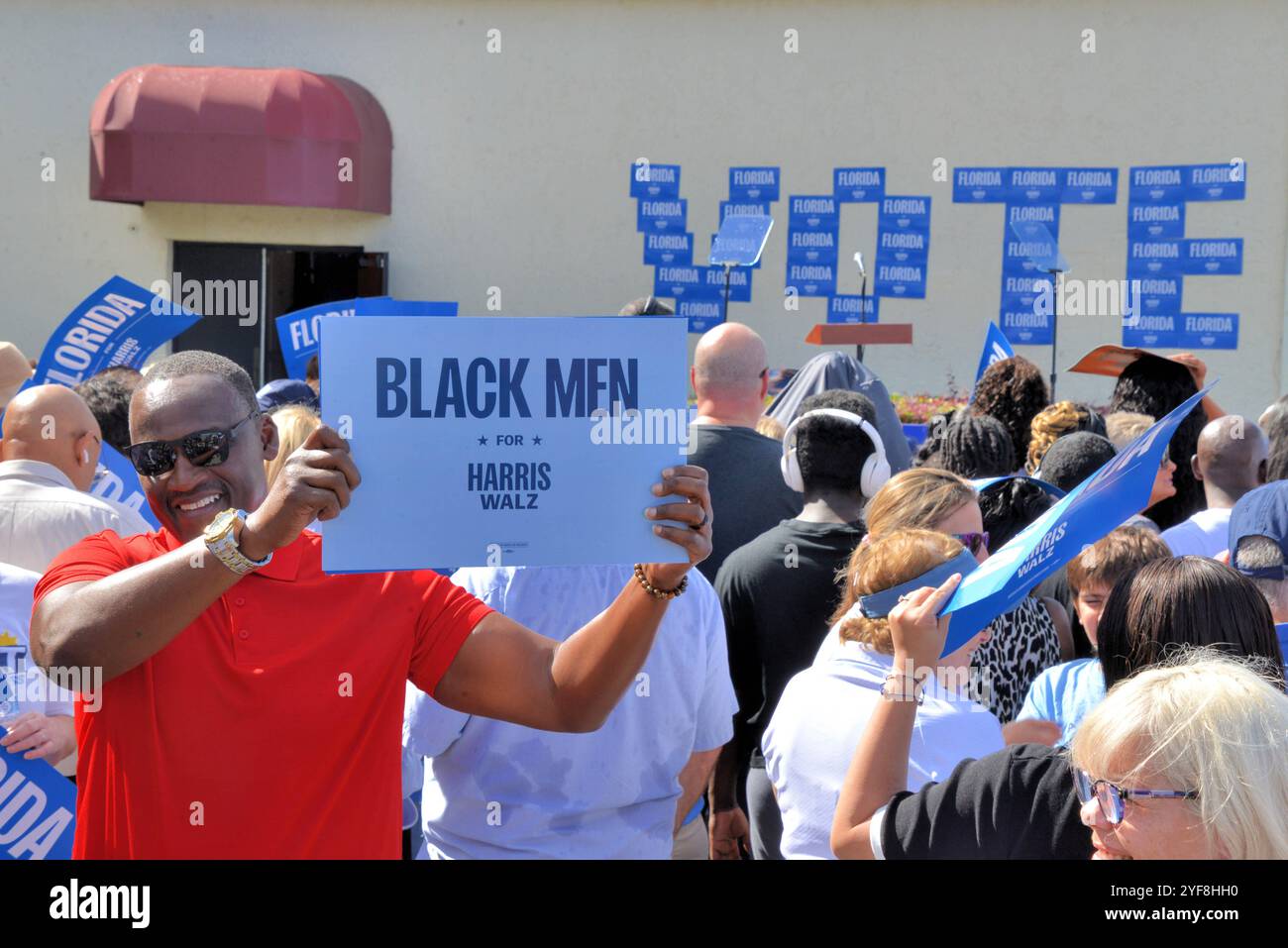 Eatonville, Orange County, Florida, USA. November 2024. Der ehemalige Präsident Bill Clinton war heute auf dem Wahlkampfweg in der Missionary Baptist Church in Mazedonien, um im Namen von Vizepräsidentin Kamala Harris kurzfristige Wähler zu sammeln. Mit dem 78-jährigen ehemaligen Präsidenten standen der Bürgermeister von Orlando Buddy Dyer, die US-Repräsentanten Maxwell Frost und Darren Soto sowie weitere Gastredner auf der Bühne. Quelle: Julian Leek/Alamy Live News Stockfoto