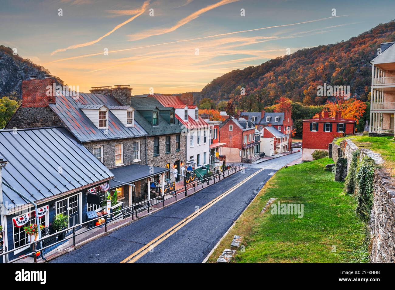 Harpers Ferry, West Virginia, USA, Stadtbild bei Sonnenaufgang im Herbst. Stockfoto