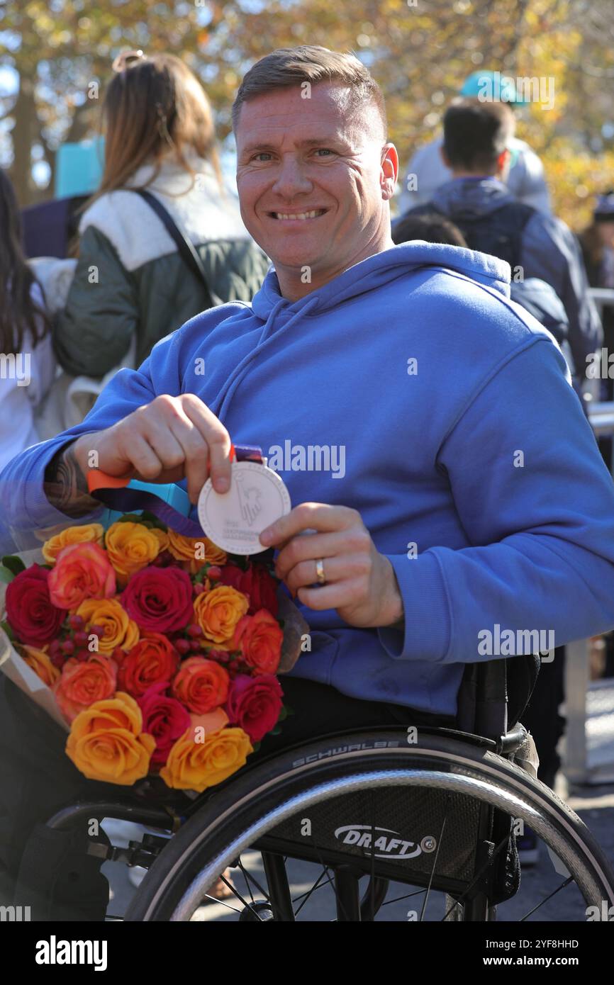 NEW YORK, USA – 03. NOVEMBER: David Weir aus Großbritannien feiert, nachdem er während des 53. Jährlichen New York City Marathon am 3. November 2024 durch die Straßen von New York City gefahren ist. Der 42 km lange Marathon führt von Staten Island über Brooklyn, Queens und die Bronx und endet im Central Park, Manhattan, wo Tausende sie anfeuern. (Foto: Giada Papini Rampelotto/EuropaNewswire) Stockfoto