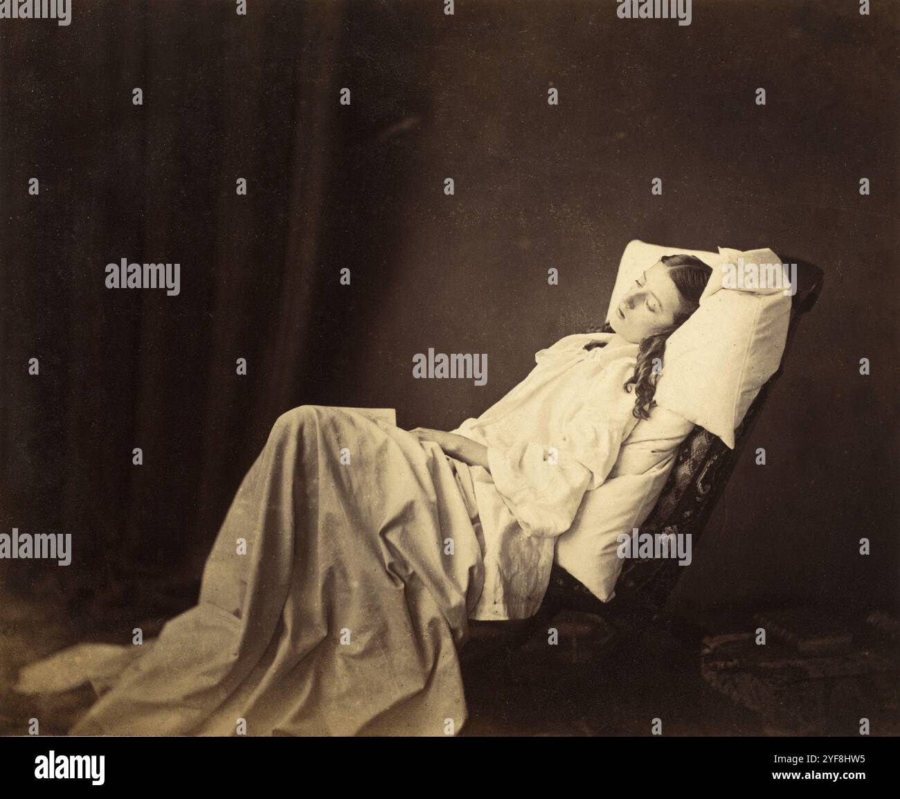 Das Foto aus dem Jahr 1857, das sie nie ihrer Liebe erzählt hat, vom englischen Fotografen Henry Peach Robinson. Robinson war ein bekannter Kunstfotograf und bekannt für seine Fähigkeit, aus mehreren Negativen zusammengesetzte Bilder zu machen. Dieses Mädchen, in fast derselben Pose, kann in seinem berühmten Komposit gesehen werden, wie es verschwindet. Stockfoto