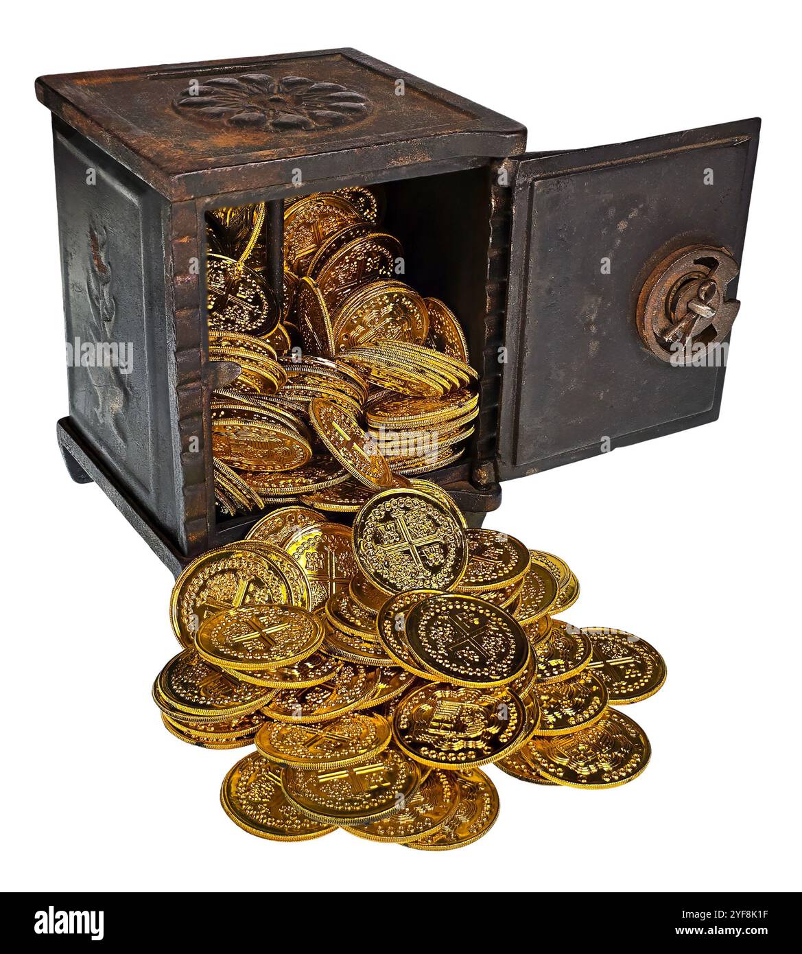 Alte alte Bankgewölbe oder Tresor für Geld und Reichtum, die mit Goldmünzen überflutet sind Stockfoto