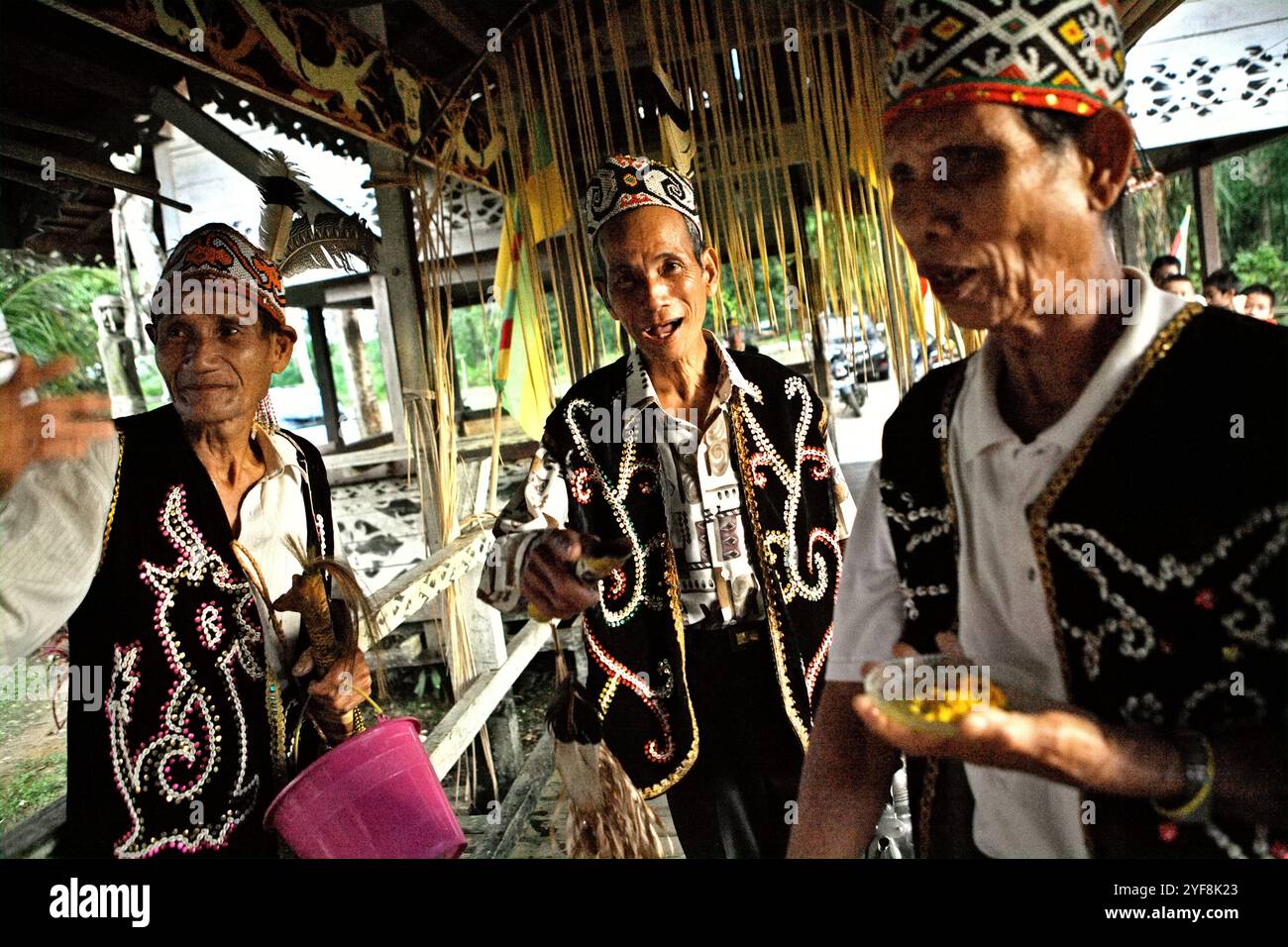 Älteste begrüßen Gäste während einer Ökotourismusveranstaltung im Bali Gundi Longhouse der traditionellen Dayak Taman Gemeinde in Sibau Hulu, Putussibau Utara, Kapuas Hulu, West Kalimantan, Indonesien. Laut Hernan Vales, Leiter der Abteilung für indigene Völker und Minderheiten der Vereinten Nationen, in einer Veröffentlichung des UN-Menschenrechtsbüros des Hohen Kommissars (OHCHR) im September 2024, sind Stimmen indigener Völker entscheidend für die Förderung ihrer Menschenrechte und ihrer Beteiligung an internationalen Entscheidungen. Stockfoto