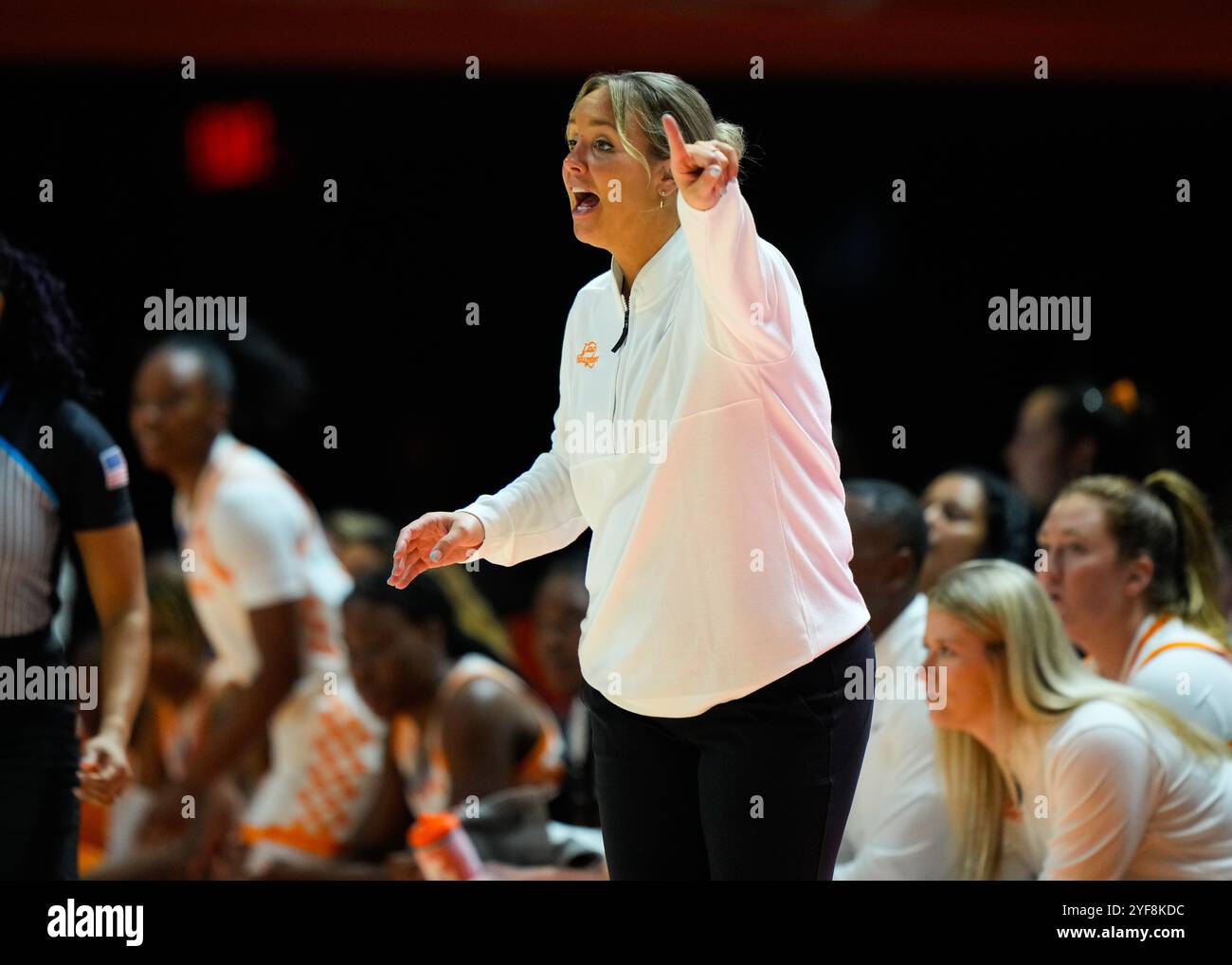 31. Oktober 2024: Cheftrainer Kim Caldwell von den Tennessee Lady Vols während des NCAA Basketball-Ausstellungsspiels zwischen den University of Tennessee Lady Volunteers und den Carson Newman Eagles in der Thompson Boling Arena in Knoxville, TN Tim Gangloff/CSM Stockfoto