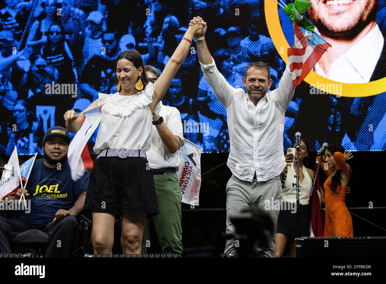 San Juan, USA. November 2024. Rose Segui Cordova und Adrian González Costa, die beide als Senatoren in San Juan kandidieren, grüßen die Menge während der Abschlusszeremonie für die Kampagne La Alianza de Pais (Allianz für das Land), einer Koalition zwischen der Puerto-ricanischen Unabhängigkeitspartei und der Citizens Victory Movement, am Sonntag, dem 3. November 2024 in San Juan. (Carlos Berríos Polanco/SIPA USA) Credit: SIPA USA/Alamy Live News Stockfoto