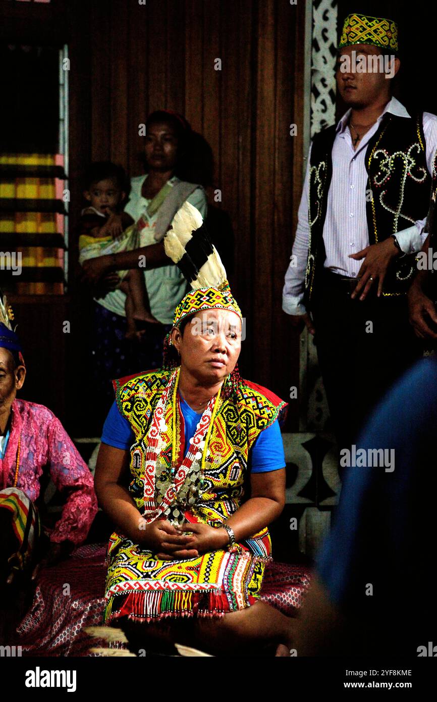 Porträt einer Frau in traditioneller Kleidung, die Gäste während einer Ökotourismusveranstaltung im Bali Gundi Langhaus der traditionellen Dayak Taman Gemeinde in Sibau Hulu, Putussibau Utara, Kapuas Hulu, West Kalimantan, Indonesien begrüßt. Laut Hernan Vales, Leiter der Abteilung für indigene Völker und Minderheiten der Vereinten Nationen, in einer Veröffentlichung des UN-Menschenrechtsbüros des Hohen Kommissars (OHCHR) im September 2024, sind Stimmen indigener Völker entscheidend für die Förderung ihrer Menschenrechte und ihrer Beteiligung an internationalen Entscheidungen. Stockfoto