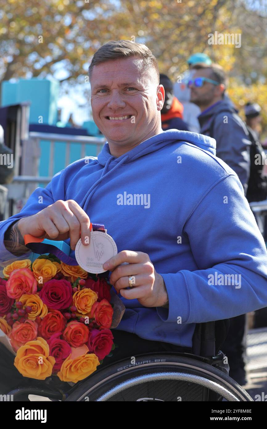 New York, USA. November 2024. NEW YORK, USA – 03. NOVEMBER: David Weir aus Großbritannien feiert, nachdem er während des 53. Jährlichen New York City Marathon am 3. November 2024 durch die Straßen von New York City gefahren ist. Der 42 km lange Marathonkurs führt von Staten Island über Brooklyn, Queens und die Bronx und endet im Central Park, Manhattan, wo Tausende sie anfeuern. (Foto: Giada Papini Rampelotto/EuropaNewswire/SIPA USA) Credit: SIPA USA/Alamy Live News Stockfoto