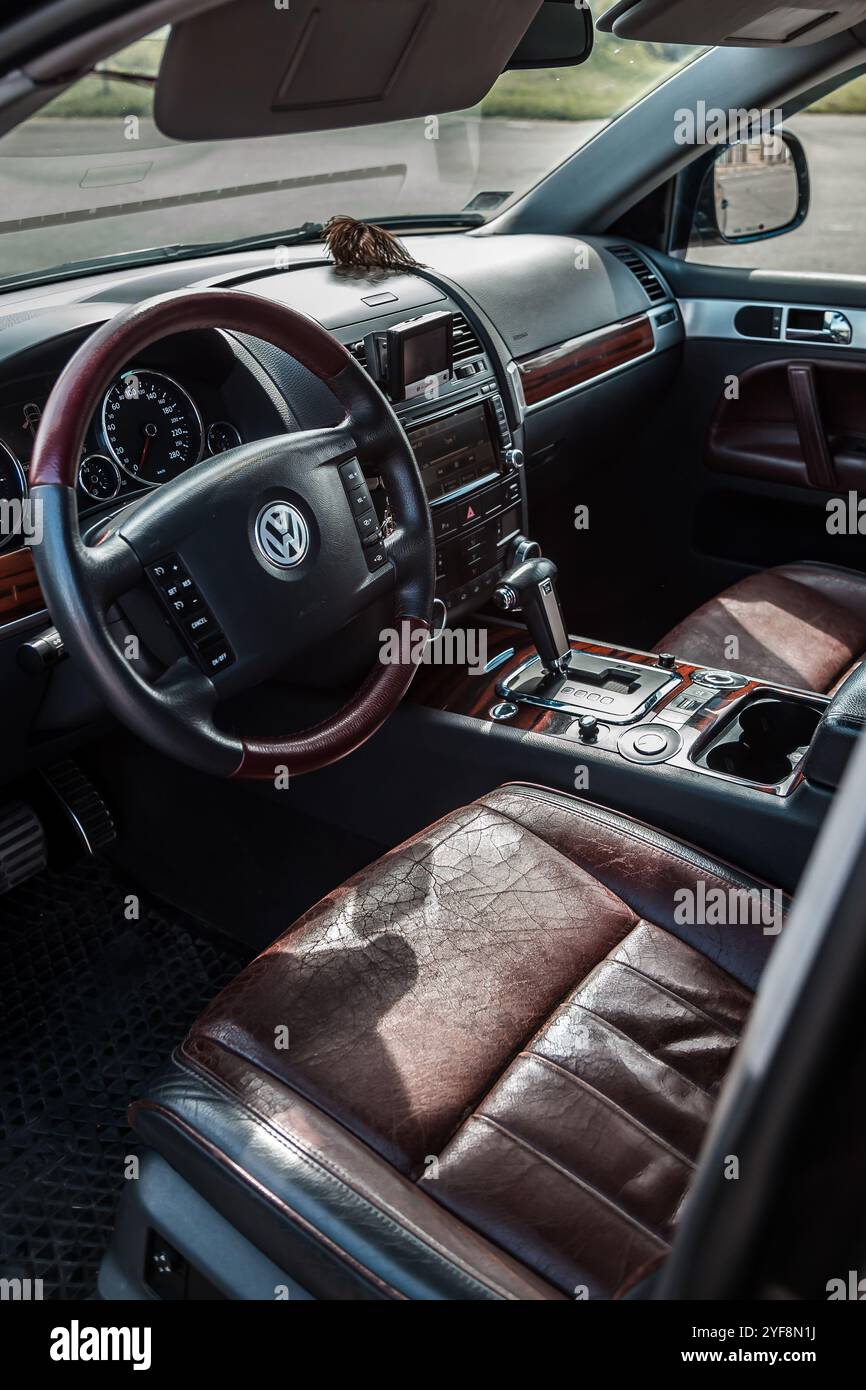 Volkswagen touareg R-line Individual 2007 Fahrersitz, Armaturenbrett und Innenraum. Stockfoto