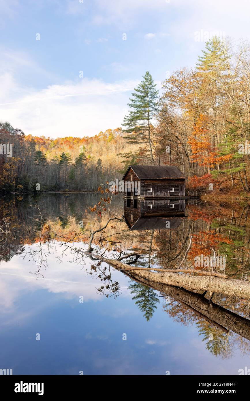 Holzboathouse im Herbst - Lake Julia, DuPont State Recreational Forest - Cedar Mountain, North Carolina, USA Stockfoto