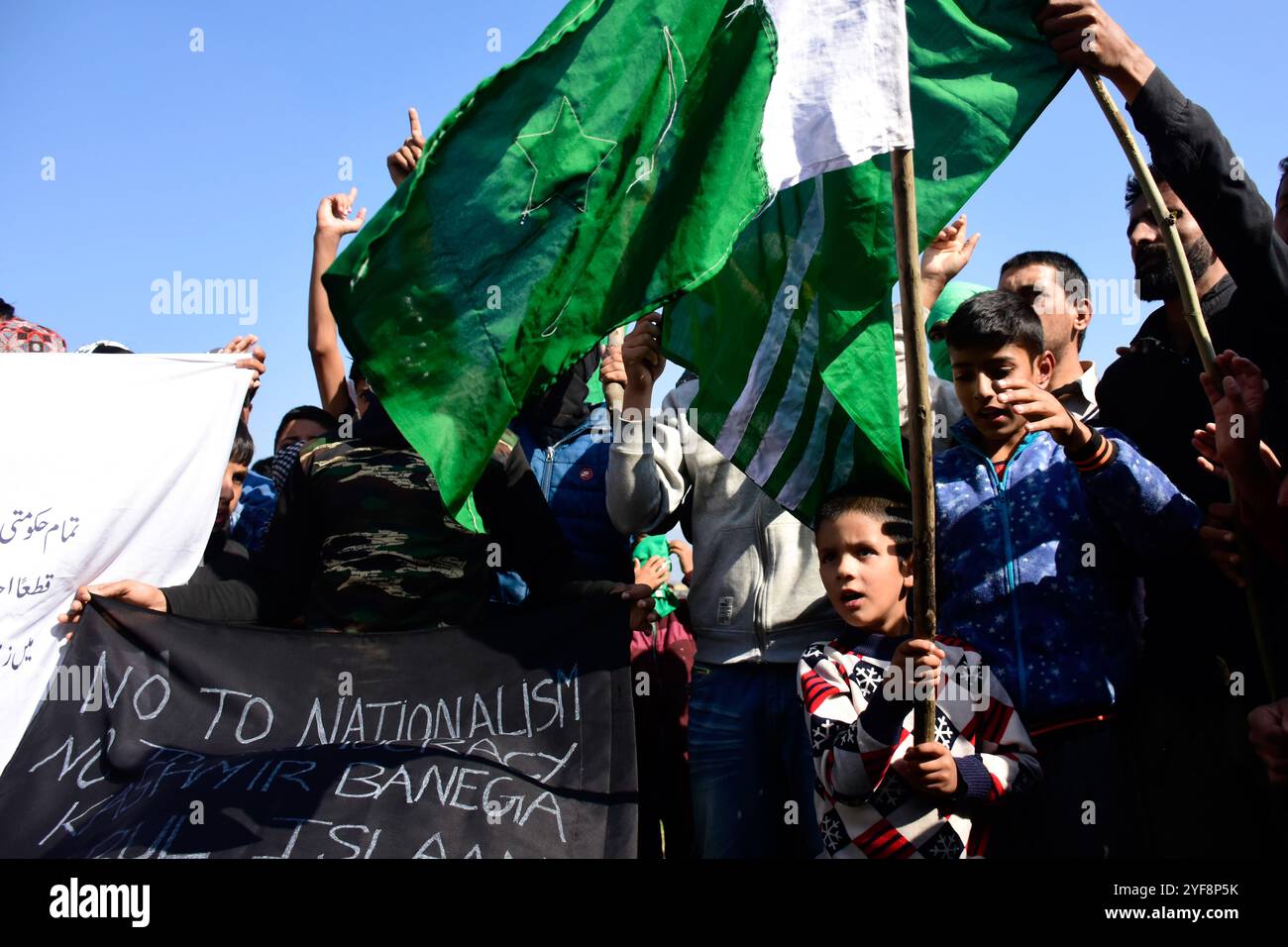 Srinagar, Kaschmir. 11. Oktober 2019. In Srinagar, im indischen Kaschmir, brachen am Freitag nach Freitag Proteste aus, die gegen die Abschaffung des Artikels 370 sprachen, der dem Staat Jammu und Kaschmir einen Sonderstatus garantierte. Demonstranten, darunter Kinder, skandierten Slogans und brachten Banner auf, die nach Freiheit und Selbstbestimmung aufriefen, forderten auch das Ende der Beschränkungen und forderten, dass die Vereinten Nationen eine Lösung für die Krise herbeiführen. Die Demonstranten forderten auch die Freilassung der politischen Führer Kaschmirs, die im Rahmen der Sicherheitsmaßnahmen verhaftet wurden. An diesem Freitag war der 68. Tag in Folge der Militärs Stockfoto