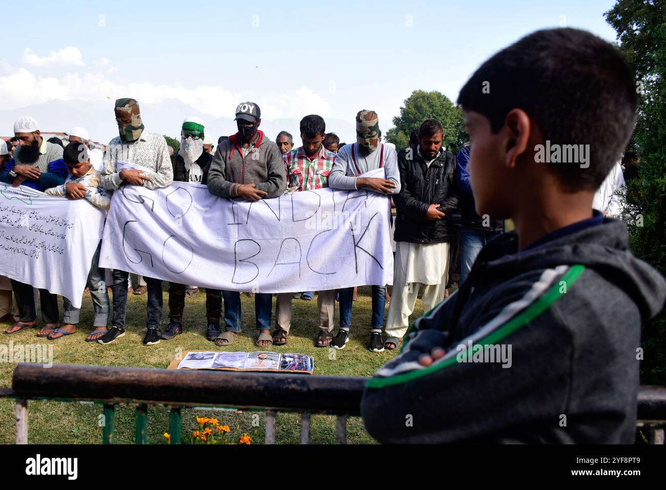 Srinagar, Kaschmir. 11. Oktober 2019. In Srinagar, im indischen Kaschmir, brachen am Freitag nach Freitag Proteste aus, die gegen die Abschaffung des Artikels 370 sprachen, der dem Staat Jammu und Kaschmir einen Sonderstatus garantierte. Demonstranten, darunter Kinder, skandierten Slogans und brachten Banner auf, die nach Freiheit und Selbstbestimmung aufriefen, forderten auch das Ende der Beschränkungen und forderten, dass die Vereinten Nationen eine Lösung für die Krise herbeiführen. Die Demonstranten forderten auch die Freilassung der politischen Führer Kaschmirs, die im Rahmen der Sicherheitsmaßnahmen verhaftet wurden. An diesem Freitag war der 68. Tag in Folge der Militärs Stockfoto