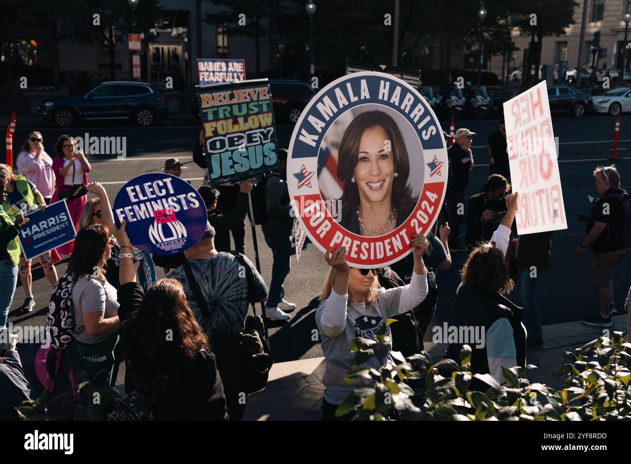 Washington, Usa. November 2024. In Reden, Zeichen und Gesängen versammelten sich am Samstag Tausende von Frauen in Washington, um eine Nachricht Tage vor der Wahl nach Hause zu fahren: „Wir werden nicht zurückgehen“. Tausende Frauen versammelten sich in der Hauptstadt und im ganzen Land für eine Präsidentschaft von Kamala Harris. (Foto: Candice Tang/SOPA Images/SIPA USA) Credit: SIPA USA/Alamy Live News Stockfoto