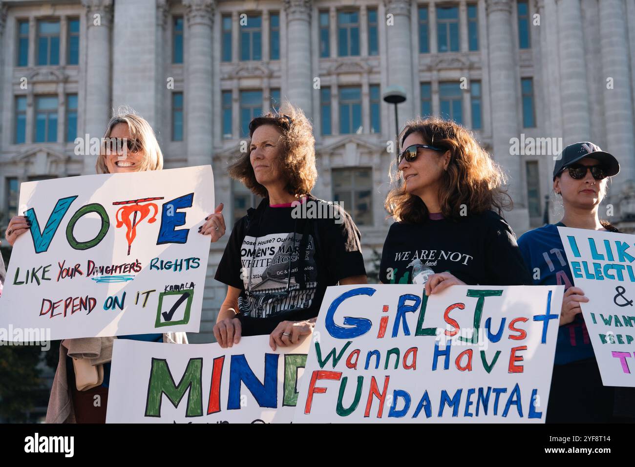 Washington, Usa. November 2024. In Reden, Zeichen und Gesängen versammelten sich am Samstag Tausende von Frauen in Washington, um eine Nachricht Tage vor der Wahl nach Hause zu fahren: „Wir werden nicht zurückgehen“. Tausende Frauen versammelten sich in der Hauptstadt und im ganzen Land für eine Präsidentschaft von Kamala Harris. (Foto: Candice Tang/SOPA Images/SIPA USA) Credit: SIPA USA/Alamy Live News Stockfoto