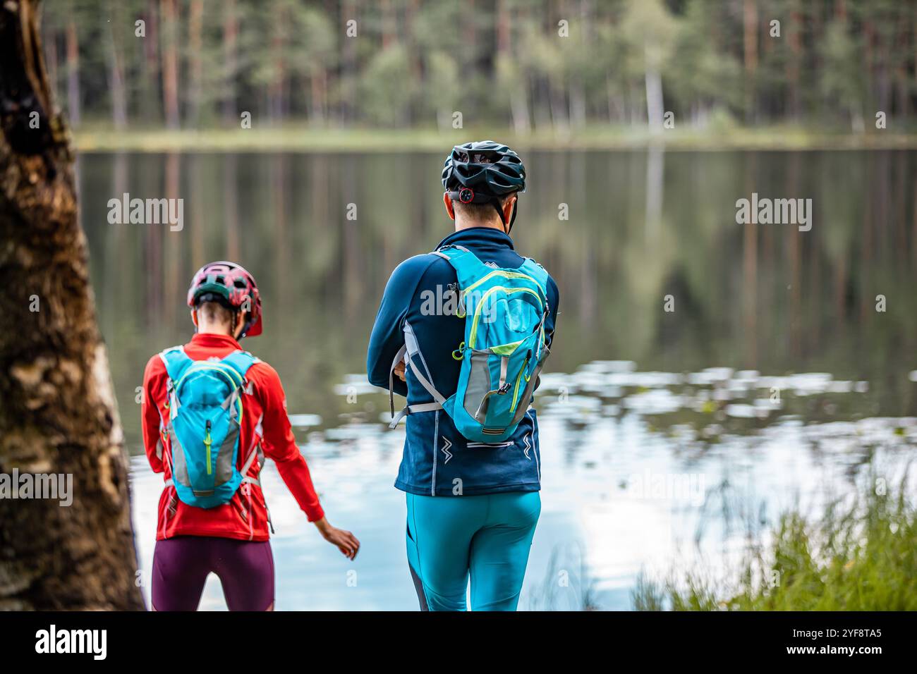 Radfahrer ruhen sich am See im Wald aus Stockfoto