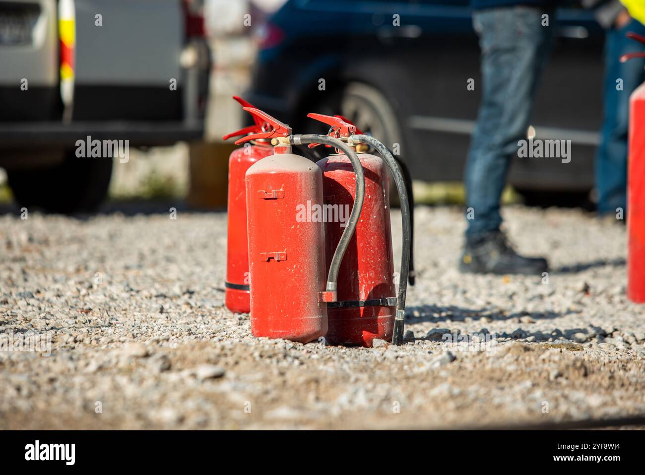 Roter Tank des Feuerlöschers. Übersicht über eine leistungsstarke industrielle Feuerlöschanlage. Notfallausrüstung für industrielle Raffinerien, Rohöl und Stockfoto