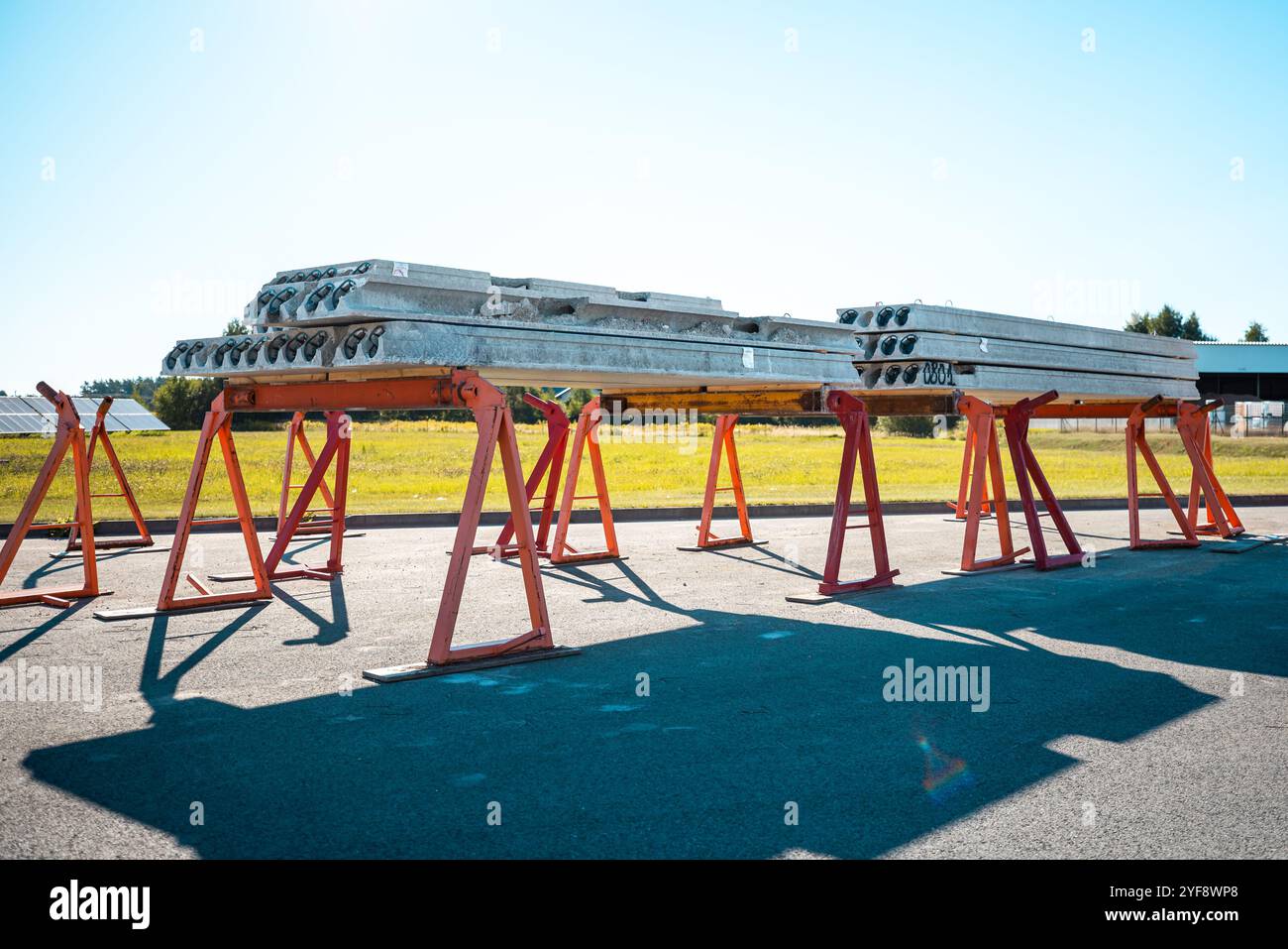 Stapel von vorgefertigten Stahlbeton Platten in einem Hausbau Werkshalle Stockfoto