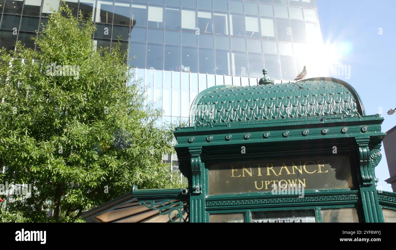 New York City U-Bahn, Astor Place U-Bahn, Green Iron Kiosk. Eingang Metropolitan Vintage, Ausgang für öffentliche Personenbeförderung im Retro-Stil. New York City alte Architektur, Manhattan, USA. Stockfoto