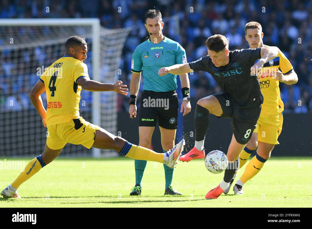 Neapel, Italien. November 2024. Odilon Kossounou von Atalanta (L), Schiedsrichter Daniele Doveri (C) und Scott Mc Tominay vom SSC Napoli (R) im Spiel der Serie A zwischen Napoli und Atalanta im Maradona-Stadion. Endpunktzahl Neapel 0 : 3 Atalanta (Foto: Mattia Vian/SOPA Images/SIPA USA) Credit: SIPA USA/Alamy Live News Stockfoto