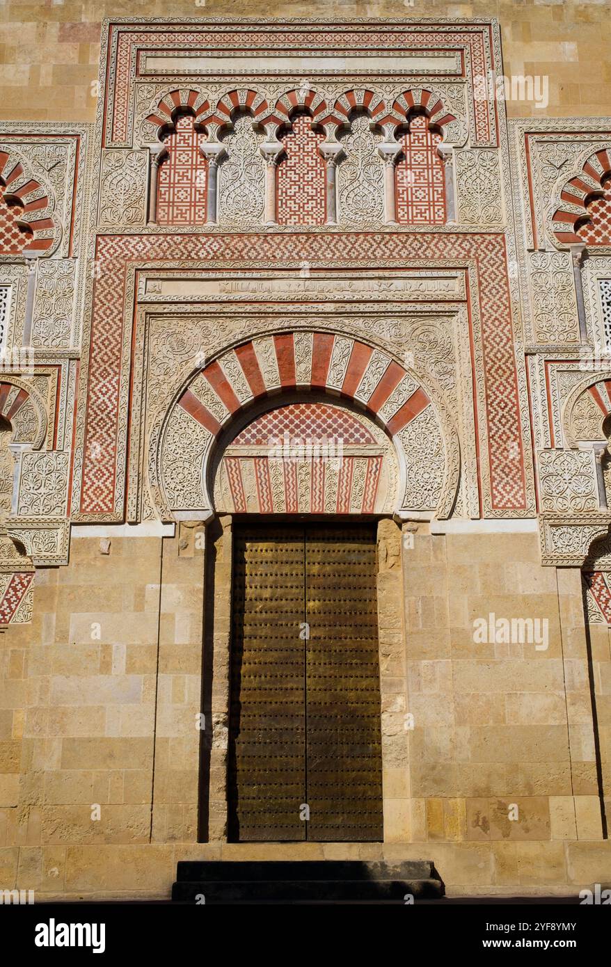 Spanien: Puerta de San Jose (Tor des Heiligen Joseph), Mezquita oder die Moschee-Kathedrale von Cordoba (Kathedrale unserer Lieben Frau von der Himmelfahrt), Cordoba. Der Bau der Großen Moschee begann 785–786 und endete ein Jahr später 786–787. 1236 wurde Córdoba von König Ferdinand III. Von Kastilien als Teil der Reconquista erobert. Nach der Eroberung der Stadt wurde die Moschee in eine katholische Kathedrale umgewandelt, die der Jungfrau Maria (Santa Maria) geweiht ist. Stockfoto