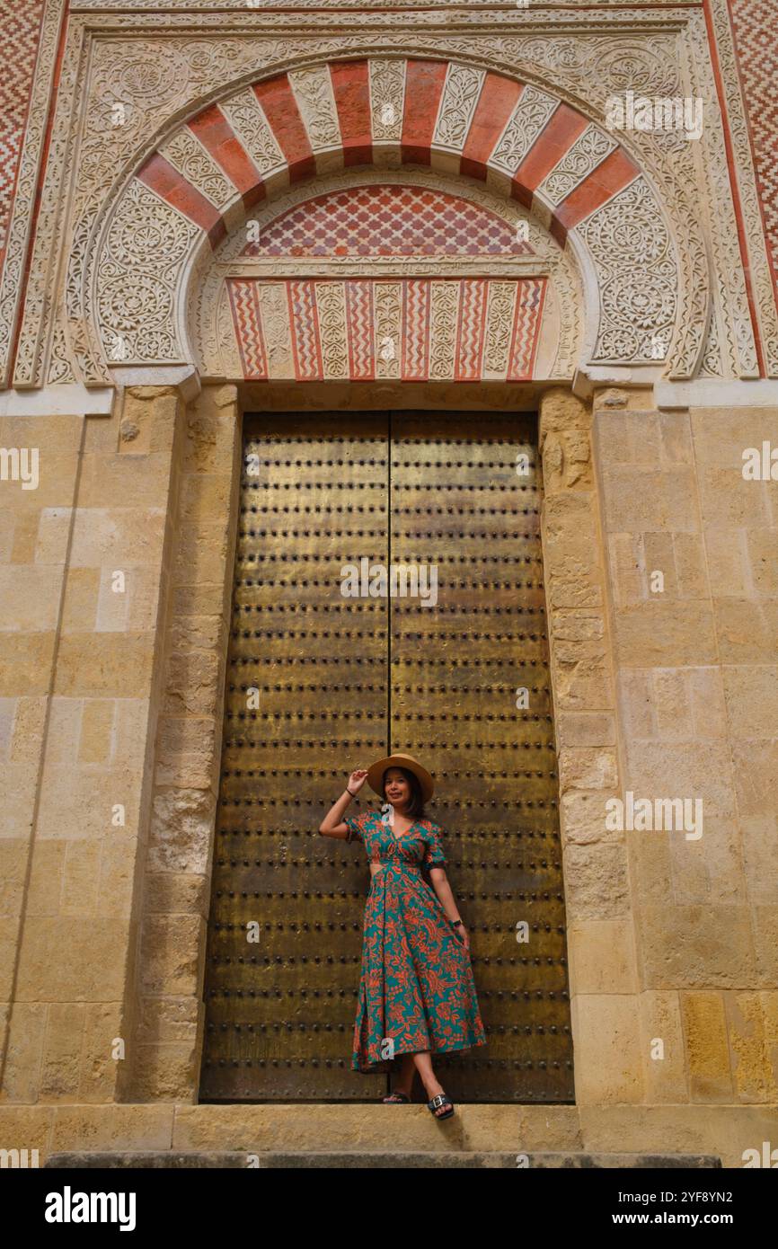 Spanien: Puerta de la Concepcion Antigua (Tor der antiken Empfängnis), Mezquita oder die Moschee-Kathedrale von Cordoba (Kathedrale unserer Lieben Frau von der Himmelfahrt), Cordoba. Der Bau der Großen Moschee begann 785–786 und endete ein Jahr später 786–787. 1236 wurde Córdoba von König Ferdinand III. Von Kastilien als Teil der Reconquista erobert. Nach der Eroberung der Stadt wurde die Moschee in eine katholische Kathedrale umgewandelt, die der Jungfrau Maria (Santa Maria) geweiht ist. Stockfoto