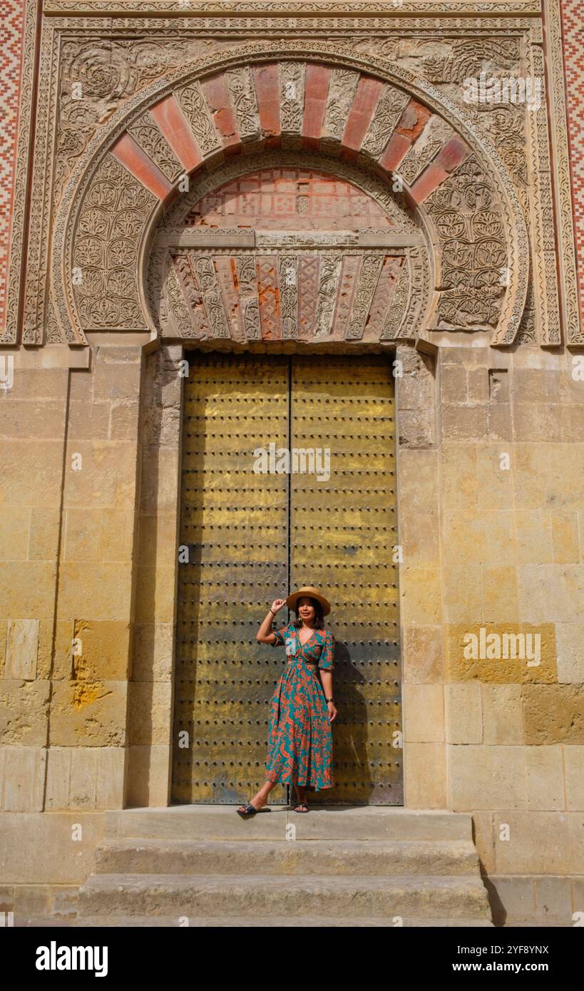 Spanien: Puerta de San Juan (Tor des Heiligen Johannes), Mezquita oder die Moschee-Kathedrale von Cordoba (Kathedrale unserer Lieben Frau von der Himmelfahrt), Cordoba. Der Bau der Großen Moschee begann 785–786 und endete ein Jahr später 786–787. 1236 wurde Córdoba von König Ferdinand III. Von Kastilien als Teil der Reconquista erobert. Nach der Eroberung der Stadt wurde die Moschee in eine katholische Kathedrale umgewandelt, die der Jungfrau Maria (Santa Maria) geweiht ist. Stockfoto