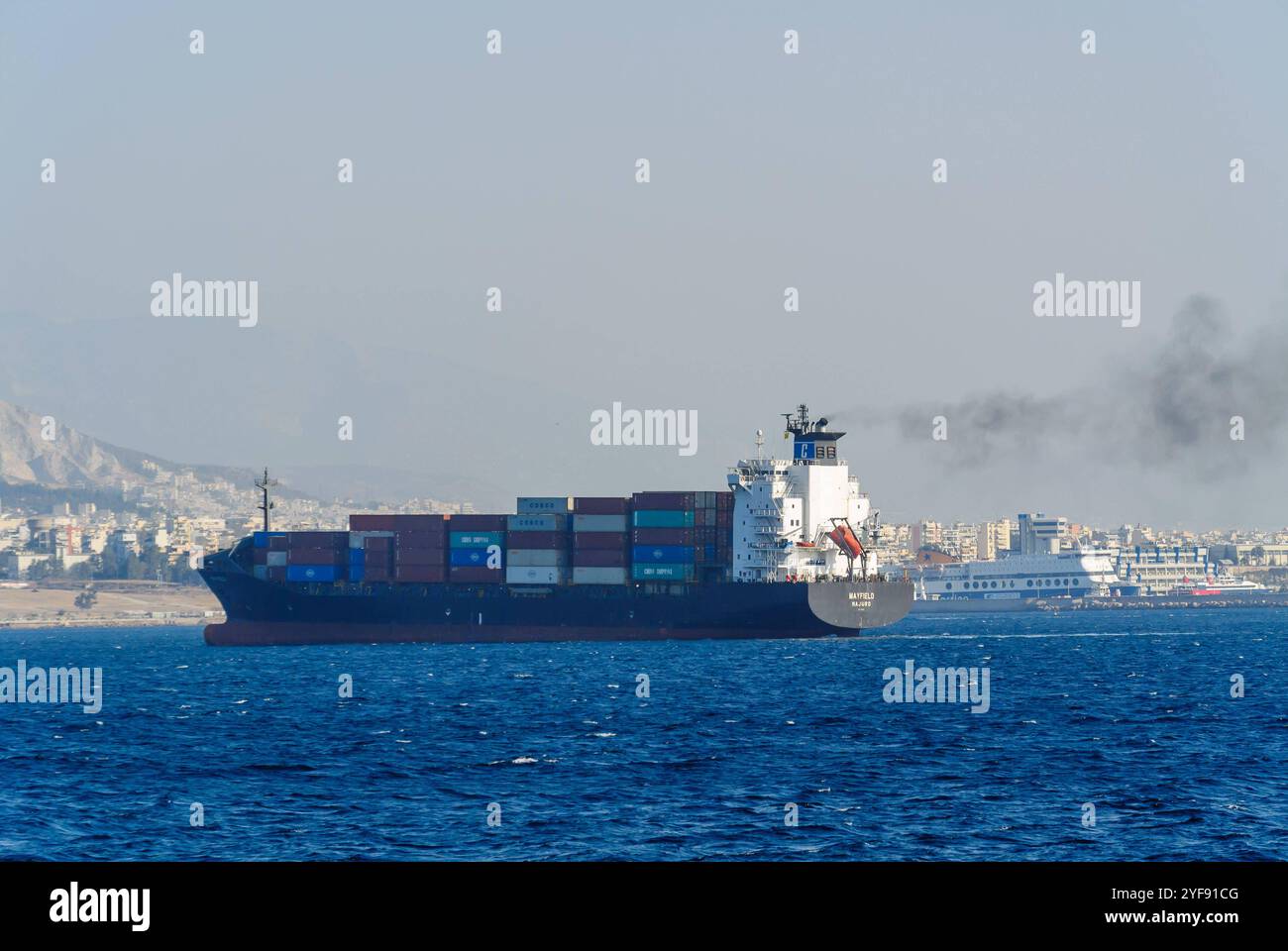 piräus, griechenland, 30 okt 2024, Containerschiff mayfield im Hafen von piräus, griechenland mit schwarzem Rauch, Verschmutzung *** piräus, griechenland, 30 okt 2024, Containerschiff mayfield im hafen von piräus, griechenland mit schwarzem rauch, Umweltverschmutzung Copyright: xx Stockfoto
