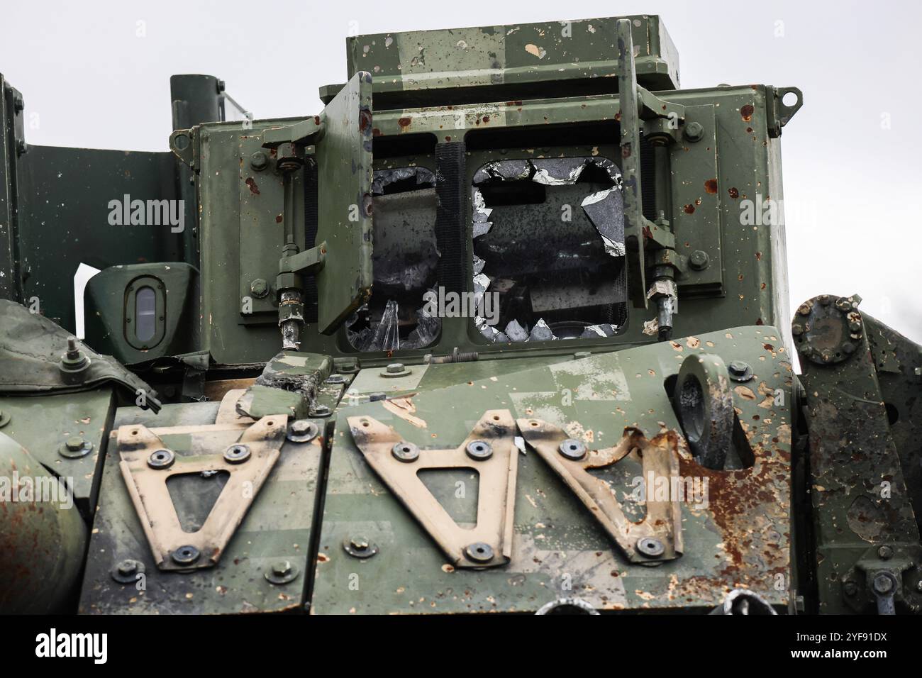 US M2 Bradley Kampffahrzeug von russischen Truppen in der Ukraine in St. Petersburg gefangen genommen. Gefangengenommene Militärmaschinen wurden nach St. Petersburg gebracht, das ab dem 4. November zu Ausstellungen für den Tag der nationalen Einheit Russlands auf dem Territorium des Museums und des historischen Parks „Russland - meine Geschichte“ werden wird. Gefangene Panzer, Infanterie-Kampffahrzeuge und gepanzerte Fahrzeuge waren bei den Streitkräften der Ukraine und der NATO-Länder im Einsatz und wurden während einer speziellen Militäroperation in der Ukraine in den Richtungen Charkiw und Sumy gefangen genommen. Die Ausstellung wird 22 Einheiten von Raupenfahrzeugen und Rädern zeigen Stockfoto