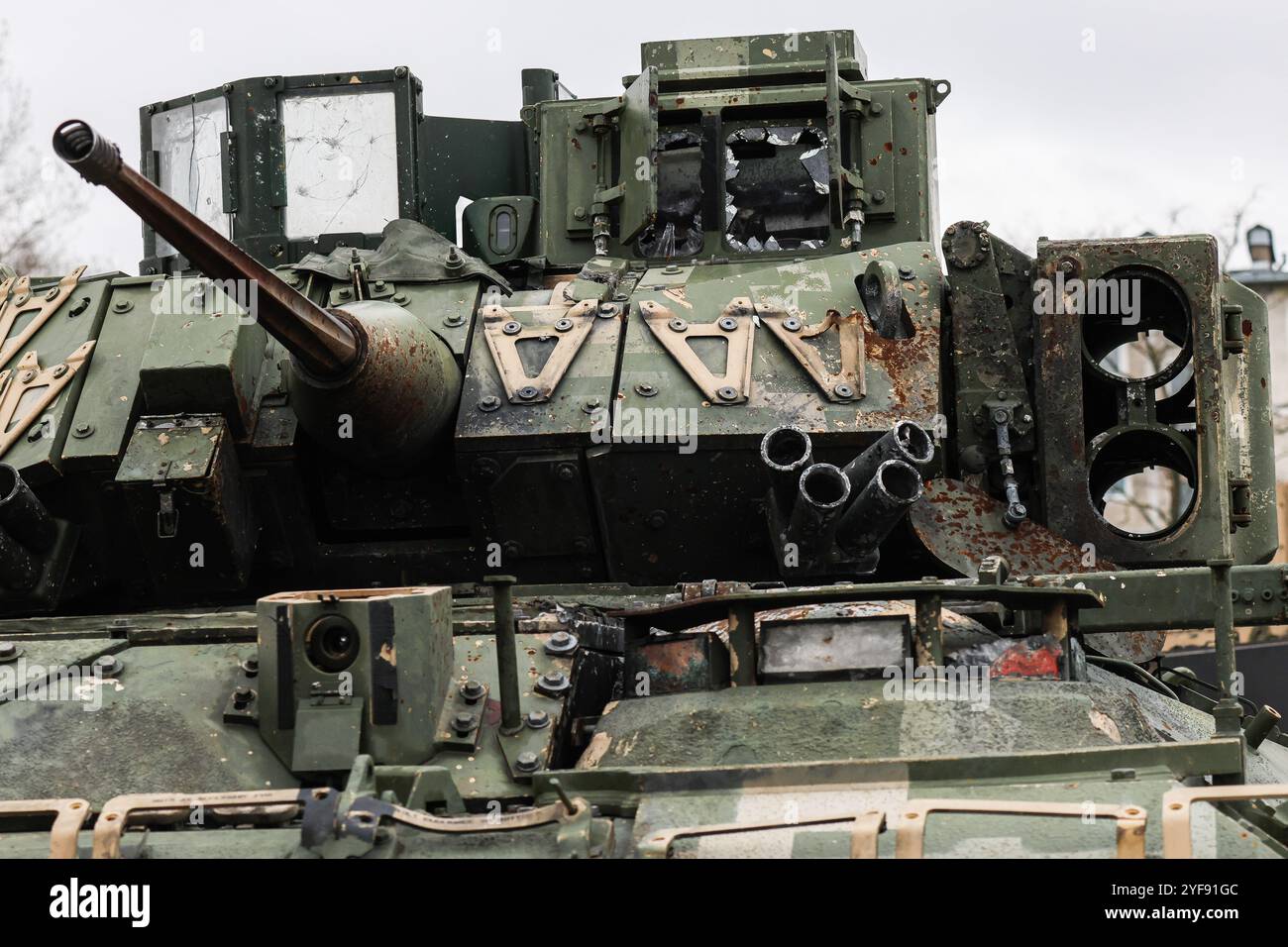 US M2 Bradley Kampffahrzeug von russischen Truppen in der Ukraine in St. Petersburg gefangen genommen. Gefangengenommene Militärmaschinen wurden nach St. Petersburg gebracht, das ab dem 4. November zu Ausstellungen für den Tag der nationalen Einheit Russlands auf dem Territorium des Museums und des historischen Parks „Russland - meine Geschichte“ werden wird. Gefangene Panzer, Infanterie-Kampffahrzeuge und gepanzerte Fahrzeuge waren bei den Streitkräften der Ukraine und der NATO-Länder im Einsatz und wurden während einer speziellen Militäroperation in der Ukraine in den Richtungen Charkiw und Sumy gefangen genommen. Die Ausstellung wird 22 Einheiten von Raupenfahrzeugen und Rädern zeigen Stockfoto