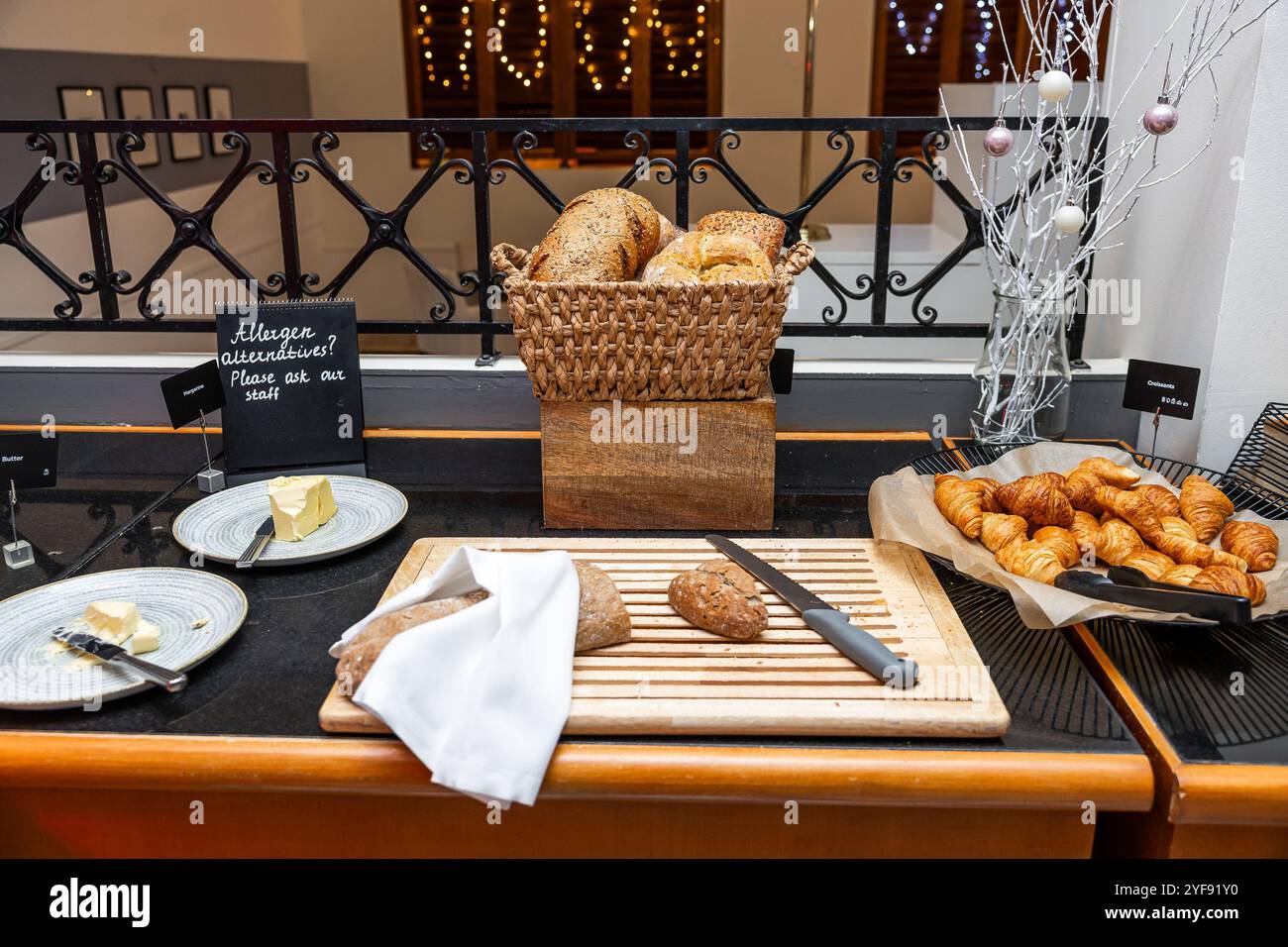 Auswahl an frisch gebackenem Brot und Gebäck in einem gemütlichen Hotelbuffet Stockfoto