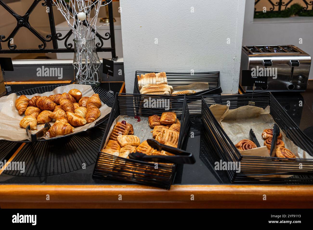 Frühstücksbuffet mit frischem Obst und dekorativem Herzstück Stockfoto
