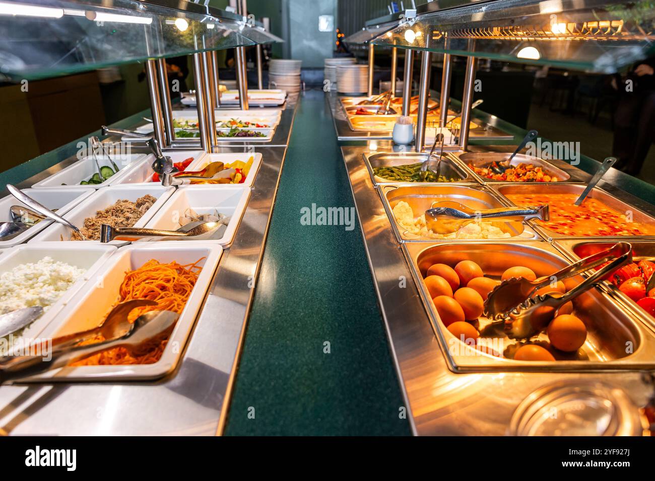 Abwechslungsreiche Auswahl in einem Selbstbedienungs-Buffetrestaurant Stockfoto