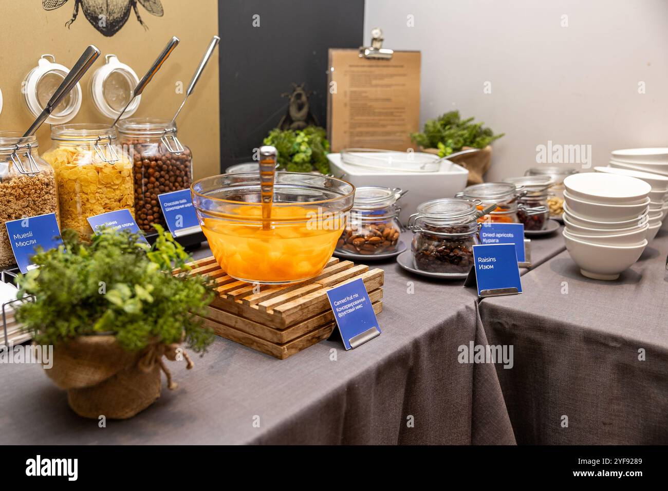 Frisches Frühstücksbuffet mit Müslispendern und Obstschalen im Hotel Stockfoto