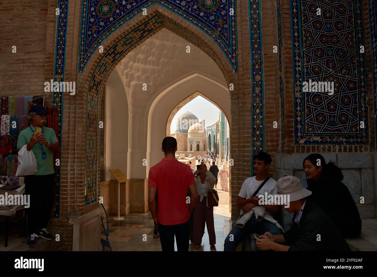 SAMARKAND, USBEKISTAN;19. SEPTEMBER 2024: Blick auf die architektonischen Gewölbe des Schah-i-Zinda-Komplexes in Samarkand, Usbekistan Stockfoto