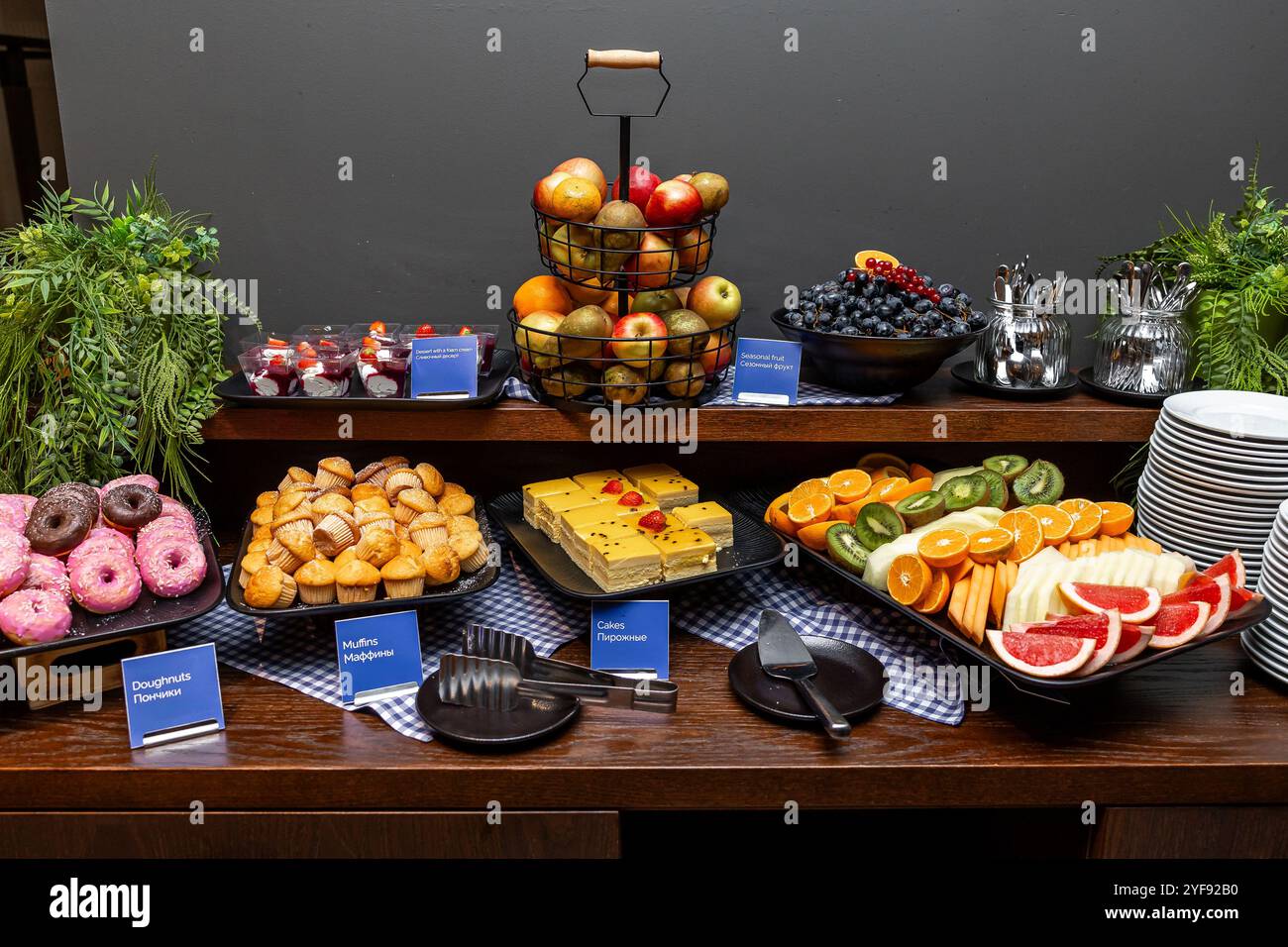 Buffettisch mit frischem Obst, Gebäck und Desserts in stilvoller Präsentation im Hotel Stockfoto