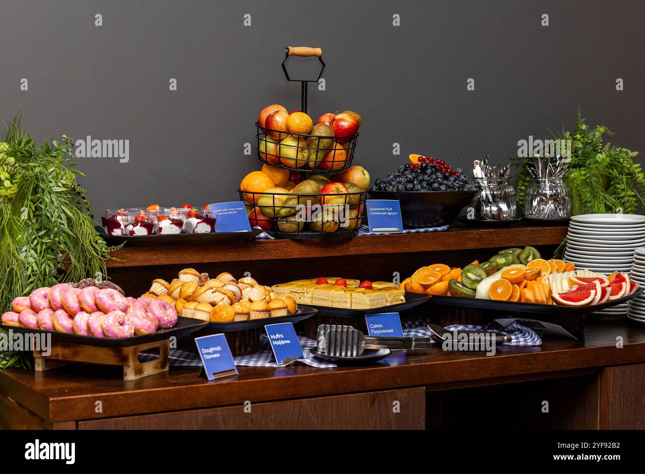 Buffettisch mit frischem Obst, Gebäck und Desserts in stilvoller Präsentation im Hotel Stockfoto
